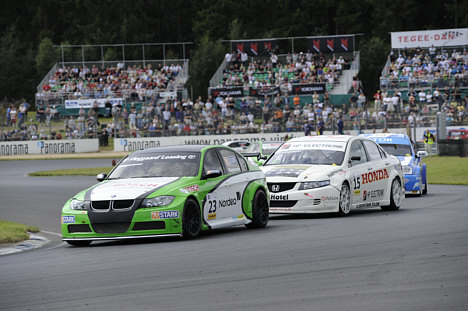 Jan Magnussen vandt FDM’s 100 års Jubilæums GP Danmark på FDM Jyllandsringen, men James Thompson fører fortsat i Danish Touringcar Championship.